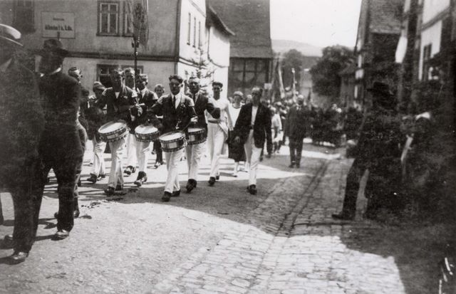 005___1920_trommel__pfeiffencorps_umzug1.jpg