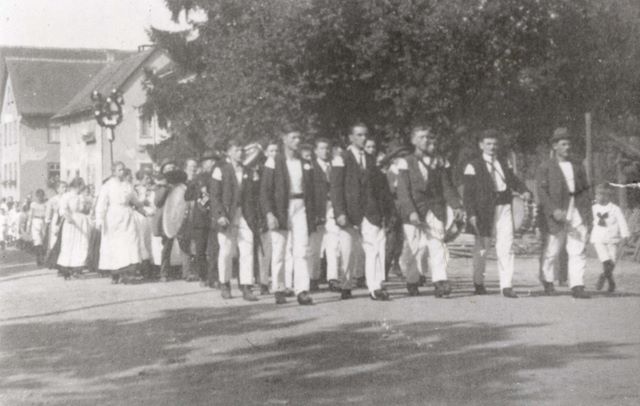 006___1920_trommel__pfeiffencorps_umzug2.jpg