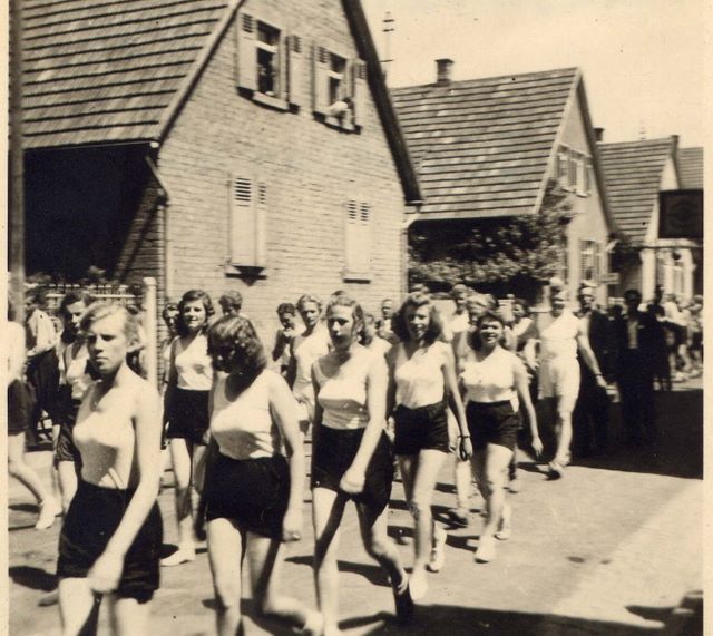 026____1949_turnerinnen_umzug.jpg 026____1949_turnerinnen_umzug.jpg