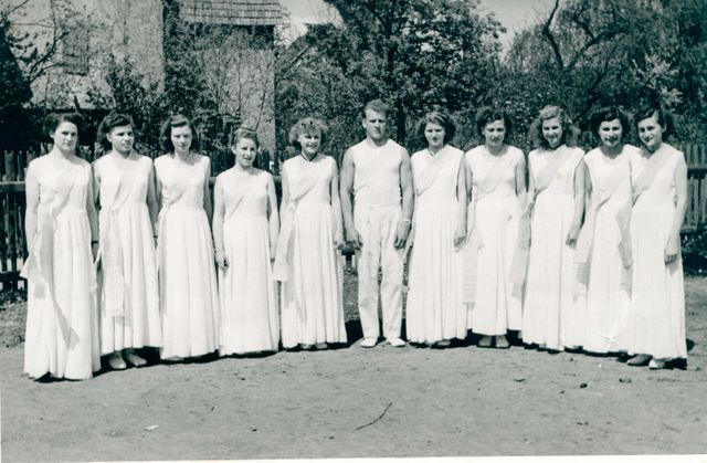 035____1952_turnerinnen_festdamen.jpg 035____1952_turnerinnen_festdamen.jpg