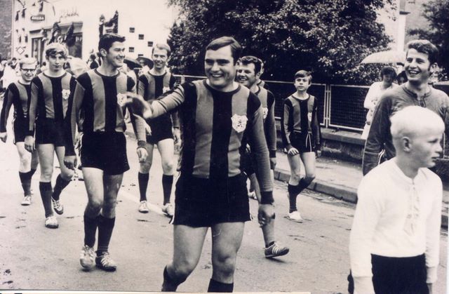 067____1970_fussballer_festzug.jpg