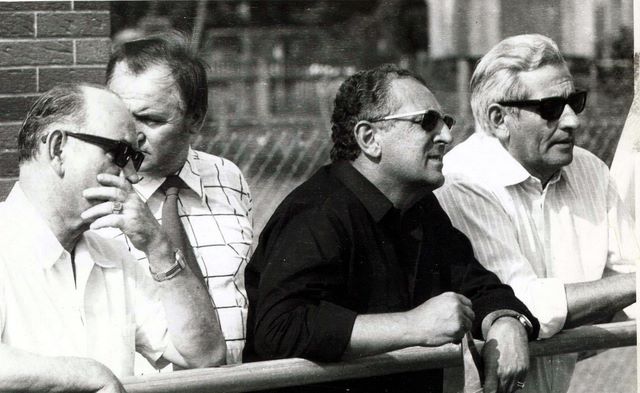 076____1975_2_sozialminister_landrat_sportplatz_huvv.jpg