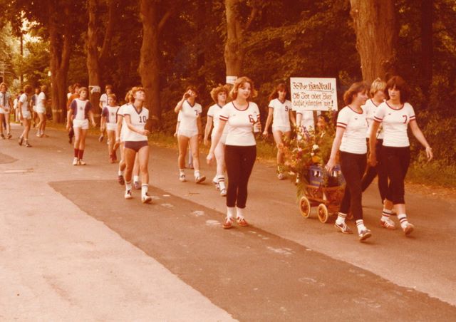 088____1979_handballerinnen_festzug3.jpg