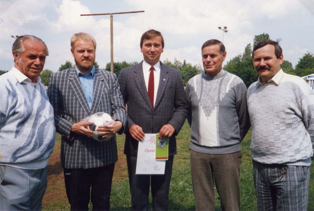 105____1987_krieb_erster_vorsitzender_manfred_lotz_bei_ehrung.jpg